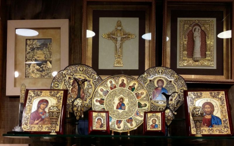 Imágenes de cuadros, cruces e iconos religiosos realizados con artesanía dorada